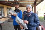 Als jeweils Erstplatzierte über 7,9 km können sich Rinaldo Schielke und Katrin Winkler-Hindricks über einen Karpfen freuen.