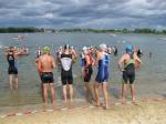 Die Starter der Landesliga, der Jugend A und der Junioren warten auf den Wettkampfbeginn im Löderburger See.