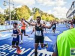 Trainiert, gekämpft, gefinisht - und das in neuer persönlicher Bestzeit von 03:13:45 Stunden für Rinaldo Schielke von der Gaensefurther Sportbewegung (re.).