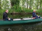 Sylvia Köhn und Christa Fümel sitzen in einem Boot. 