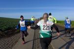 Während Sandra Homann bereits auf dem Rückweg ist und ihren Gesamtsieg nach 28:30 Minuten über die Ziellinie bringt, müssen andere den letzten Anstieg erst noch bewältigen.