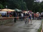 Maik Löwe beginnt nach erfolgreichem Schwimmen die 20 km Radstrecke.