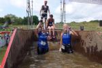 Die Medaillen gab es erst nach einem Tauchgang im Dreckwasser (Kathleen Mahler, Dana Finzelberg (v.l.)