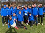 Fast alle Bode-Runners der Gaensefurther Sportbewegung schafften es zum obligatorischen Gruppenfoto vor dem 41. Einetallauf in Aschersleben. Diesmal lachte mit den Läufern auch die Sonne: Olaf Bothe, Oliver Klepsch, Kathleen Mahler, Josef Hindricks, Bärbel Lallecke, Dirk und Claudia Meier, Katrin Winkler-Hindricks, Cornelia Günther, Anke Delius, Christa Fümel, Marc Krüger, Kirsten Geist, Tom Krüger, Jens Schlottag, Rinaldo Schielke (o.v.l.), Sandra Homann, Jürgen Günther, Harald Fümel und Nicole Schlottag (u.v.l.)