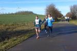 Nach der Wende, Höhe des „Bullenstedter Brockens“, war das Führungstrio der Männer auf der Sechs-Kilometer-Distanz noch dicht beieinander. Am Ende siegte Gunnar Falke aus Calgary (Startnummer 195), vor Bode-Runner Dirk Meier und Peter Teutloff aus Aschersleben (Startnummer 378) auf Rang drei.