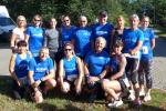 Dirk Meier ist schon auf der Halbmarathondistanz unterwegs, als sich die Laufgruppe zum Gruppenfoto aufstellt: Nancy Bothe, Jens-Uwe und Sabine Börner, Harald Fümel, Sandra Homann (u.v.l.), Claudia Meier, Kathleen Mahler, Luisa Windirsch, Kathleen Auer, Stefan Sindermann, Olaf Bothe, Kirsten Geist, Christa Fümel und Janine Wuwer (h.v.l.)