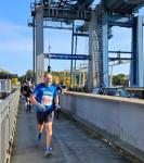 Jens Kunkel auf dem Rügenbrücken-Marathon. Noch den Kap-Arkona-Lauf in den Beinen, blieb er der Küste treu und absolvierte zusammen mit 4.400 Läufern und Walkern auch hier die anspruchsvolle Halbmarathonstrecke.