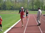 Steffen Schöler läuft in 14:14 Minuten für 2,5 km über die Ziellinie und wird Sechster seiner Altersklasse.