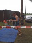 Torsten Blauwitz auf dem Weg zum  Wechselgarten, nachdem er die 1 Kilometer lange Schwimmstrecke in 15:23 Minuten absolviert hat.