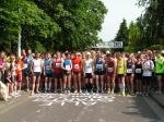 Am 31. Hopfengarten-Pokallauf beteiligten sich 16 Sportler der Gaensefurther Sportbewegung. Hier der Start zur 10 km Distanz mit Ingo Bieganski (3.v.l.). Foto: Sven Projahn