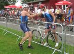 Florian Börner steht bereit für die 20 km lange Radstrecke, die Olaf Moch in 38:04 Minuten bereits absolviert hat.