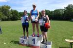 Da strahlten die Platzierten der Altersklasse W55 über 9,8 Kilometer mit ihren Maskottchen um die Wette: Petra Becker von den Bode-Runners hat natürlich die Vereinsgans mit dabei. Platz zwei beansprucht das Bärchen vom SC Bernburg und ganz in Rot das Sparschwein der Salzlandsparkasse.