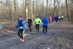 Christa Fümel (vorn) ist über 4 km unterwegs, während die Gruppe der Bode-Runners über 7,9 km mit Stefan Sindermann (blaue Jacke) folgt.  