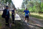 Dirk Meier hat auf seiner zweiten Runde bereits viele Lauffreunde der Sechs- und 11,5-Kilometer-Strecke überholt. Nach dem Getränkestand geht es für die Sechser in Richtung Ziel. Für Meier sind es noch neun Kilometer bis dahin.