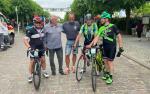 Gruppenfoto mit Olaf Ludwig in der Mitte.