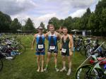 Die Gaensefurther Triathleten Toni Keller und Maik Löwe (v.l.) mit einem befreundeten Triathleten aus Bernburg bei der Landesmeisterschaft in Havelberg.