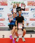 Über 2.000 Teilnehmer beim 25. Rathaus Center Dessauer CityRUN 2024 und die Bode-Runners der Gaensefurther Sportbewegung nehmen vier Altersklassensiege mit nach Hause! Janine Wuwer, Christian Siebert (u.v.l.) und Emily Siebert sowie Newcomer Lina Epperlein (o.v.l.) finden auf dem Siegertreppchen mit der „1“ ausreichend Platz.