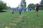 Jede Regenlücke wurde genutzt, um Übungen zur Erwärmung, das Lauf-ABC oder wie hier, an der Koordinationsleiter zu trainieren. Der Laufcoach hat immer zwei wachsame Augen auf die Bode-Runners.