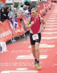 Beim Ironman in Frankfurt genie&szlig;t J&ouml;rg Alex die letzten Meter auf dem roten Teppich in Richtung Ziel. Foto: Volksstimme von Privat