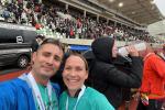 Daniel und Janine Wuwer genießen nach dem Zieleinlauf über ihren Halbmarathon die Stimmung im Heinz-Steyer-Stadion.