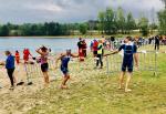 Heike Lenz hat die Schwimmdistanz absolviert und übergibt an Peter Brauer.