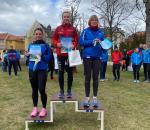 Ehrung für Sandra Homann (li.), die auf der Kurzstrecke den Gesamtplatz drei bei den Damen erreichte.