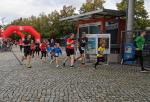 Emily Siebert (5.v.r.) läuft in Magdeburg den Mini Marathon über genau 4,2 ausgemessene Kilometer. Wie die Großen, halt nur ein Zehntel von den 42,195 Kilometern. Nach dem Start von insgesamt 884 Teilnehmern arbeitet sie sich Läufer für Läufer nach vorn an das Spitzenfeld.