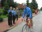 Von seinem Teamkollegen Martin Wille und Thomas Vetter sowie Sandra Arm von der Presse wurde Toralf Schmidtschneider nach 66km absolvierter Raddistanz  erwartet. 