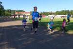 Papa Jan Zaschke gibt das Tempo an und versucht Jette zum Schlusssprint zu motovieren. 