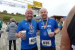 Am Vorabend in Eickendorf ausgemacht: „Wir zwei laufen morgen einen Halbmarathon!“. Jan Zaschke und Samuel Eggebrecht nach 21,1 Kilometer Laufarbeit entlang des Geiseltalsees.