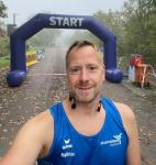 Gr&uuml;&szlig;e an die Daheimgebliebenen. Mathias Knabe wagt den Start &uuml;ber die Marathondistanz beim Mitteldeutschen Marathon von Leipzig nach Halle. Sein Deb&uuml;t beendet er &uuml;bergl&uuml;cklich nach 04:25:54 Stunden.  