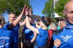 Abklatschen und „Einen guten Lauf!“ wünscht man sich vor den Rennen.