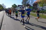 Für die 19-jährige Lina Epperlein (Mitte) sollte es der erste Marathon werden. Mario Kreutzmann war das zweite Mal in seinem Leben über 42,195 Kilometer unterwegs.