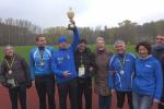 Der Gewinn des Solvay-Cups 2016 geht an das Team der Gaensefurther Sportbewegung, deren Vertreter (v.l.) Stefanie Nowak, Maik Löwe, Jürgen Eisfeld, Stefan Berger, Renate Liedtke, Jens-Uwe Börner, Sabine Börner und Nico Mahler allen Grund zur Freude haben. 