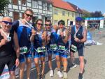 Ungewohntes Outfit bei den Bode-Runners: So richtig wohl fühlten sich Stefan Sindermann und Debütant Daniel Wuwer nach dem Einschwimmen nicht. 