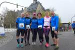 Vor dem Start zum 10-Kilometer-Lauf auf dem Naumburger Theaterplatz: Stefan Sindermann, Renate Liedtke, Kathleen Mahler, Sabine Börner, Kirsten Geist und Jens-Uwe Börner (v.l.)