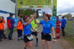 Sabine Börner beglückwünscht Sylvia Köhn (re.). Nach fast 10 Stunden finisht sie ihren ersten Supermarathon am Rennsteig.