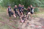 Kein Erbarmen! Auch der Fotograf Jens-Uwe Börner wurde von allen Seiten mit Sand paniert! „Bitte nicht meine Hände!“, fleht der Gepeinigte, musste er doch gleich wieder seinen Fotoapparat übernehmen.