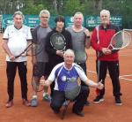 Neue Mitglieder f&uuml;r die Tennisabteilung (v.l. stehend) Uwe Endmeir, Steffen Wiebach, Felix Becker, Tino Hartmann, Klaus Fischer, (v.) Abteilungsleiter Ingo Becker.