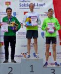 Die Sieger beim Stadtwerke-Lauf: Jonas Budai (M., LAV Halensia) finishte in Rekordzeit vor Danny Behrendt (l.,Ro&szlig;lau) und Steffen Steinigk (LG Ottersleben).