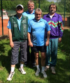 Die II.Herren 50 Mannschaft v.l.Roberto Henschke, Dr. Dieter Naumann, Herbert Mandel, Stefan Thiemecke Die II.Herren 50 Mannschaft v.l.Roberto Henschke, Dr. Dieter Naumann, Herbert Mandel, Stefan Thiemecke