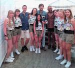 Álvaro Soler (Mitte) mit den Egelner Tänzerinnen und den beiden Bandmitgliedern in Staßfurt. Álvaro Soler (Mitte) mit den Egelner Tänzerinnen und den beiden Bandmitgliedern in Staßfurt.