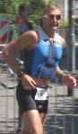 Das rote B&auml;ndchen ziert schon das Handgelenk, drei weitere Farben folgen noch f&uuml;r J&ouml;rg Alex bei der Ironman -EM. Foto: Volksstimme von privat