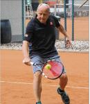 Andy Konze erspielte f&uuml;r die Herren 50 zun&auml;chst einen souver&auml;nen Punktgewinn in seinem Einzel und hatte auch im Doppel an der Seite von Herbert Mandel die Entscheidung auf dem Schl&auml;ger. Allerdings verpassten es beide, sich in der „Nervenschlacht“ zu belohnen.