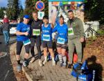 W&auml;hrend Jens Stampnik bereits seine H&ouml;henmeter auf der Marathonstrecke erklomm, stellten sich die Bode-Runners der Elf-Kilometer-Strecke und der Halbmarathondistanz zum Gruppenbild auf: Olaf Bothe, Daniel Bierbach, Nancy Bothe, Verena Hildebrandt und Marcel Bierbach (v.l.).