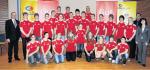 Martin Wille (5. stehend v.r.) geh&ouml;rt zu den 30 auserw&auml;hlten Sportlern, die 2012 von der Sparkasse finanzielle Zuwendungen erhalten. Foto: Generalanzeiger