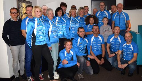 Die Triathleten h.v.l. Maik Müller, Andre Geist, Ina Schöler, Toni Keller, Bärbel Eisfeld, Heike Lenz, Andreas Sprechert, Annegret Wille, Matthias Lampe, Annett Lampe, Marian Rokohl, Finn Lampe, Steffen Fleischer, Torsten Blauwitz, Johanna Blauwitz (LA), Ralf Rosenmeier, Jürgen Eisfeld, v.v.l. Stefanie Nowak, Janko Schlenker, Steffen Schöler, Stephan Kühne, Stefan Berger. Es fehlen: Jürgen Genendsch, Torsten Born, Christian Anders, Michael Barteld, Ilka Barteld-Pfeiffer, Sven Hohmann, Maik Löwe, Olaf Moch, Frank Nilson, Thomas Vetter, Nils Lampert, Detlef Schäfer, Toralf Schmidtscheider. Die Triathleten h.v.l. Maik Müller, Andre Geist, Ina Schöler, Toni Keller, Bärbel Eisfeld, Heike Lenz, Andreas Sprechert, Annegret Wille, Matthias Lampe, Annett Lampe, Marian Rokohl, Finn Lampe, Steffen Fleischer, Torsten Blauwitz, Johanna Blauwitz (LA), Ralf Rosenmeier, Jürgen Eisfeld, v.v.l. Stefanie Nowak, Janko Schlenker, Steffen Schöler, Stephan Kühne, Stefan Berger. Es fehlen: Jürgen Genendsch, Torsten Born, Christian Anders, Michael Barteld, Ilka Barteld-Pfeiffer, Sven Hohmann, Maik Löwe, Olaf Moch, Frank Nilson, Thomas Vetter, Nils Lampert, Detlef Schäfer, Toralf Schmidtscheider.