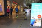 Verr&uuml;ckt aber wahr - die abgesperrte Laufstrecke mitten durch die Einkaufspassage im PaunsdorfCenter bei Leipzig. Jens Stampnik sicherte sich hier auf der F&uuml;nf-Kilometer-Distanz nach 22:32 Minuten den dritten Platz in der Altersklasse M40.