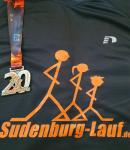 Jens Kunkel geh&ouml;rte zu den ersten Angemeldeten beim 20. Sudenburg-Lauf in Magdeburg und bekam f&uuml;r seine Teilnahme ein Laufshirt. Im Ziel gab es dann auch noch diese tolle Medaille f&uuml;r jeden Finisher.