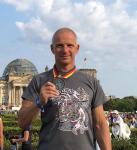 Jens Schottag pr&auml;sentiert stolz seine Medaille.